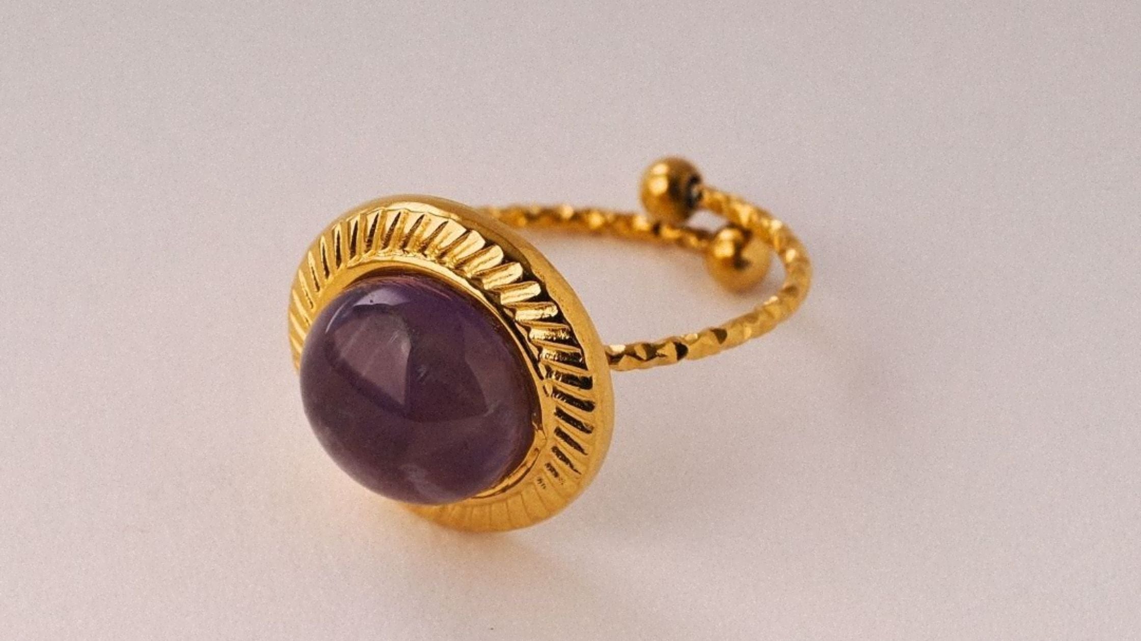 Anillo dorado: El toque de elegancia que tu colección necesita