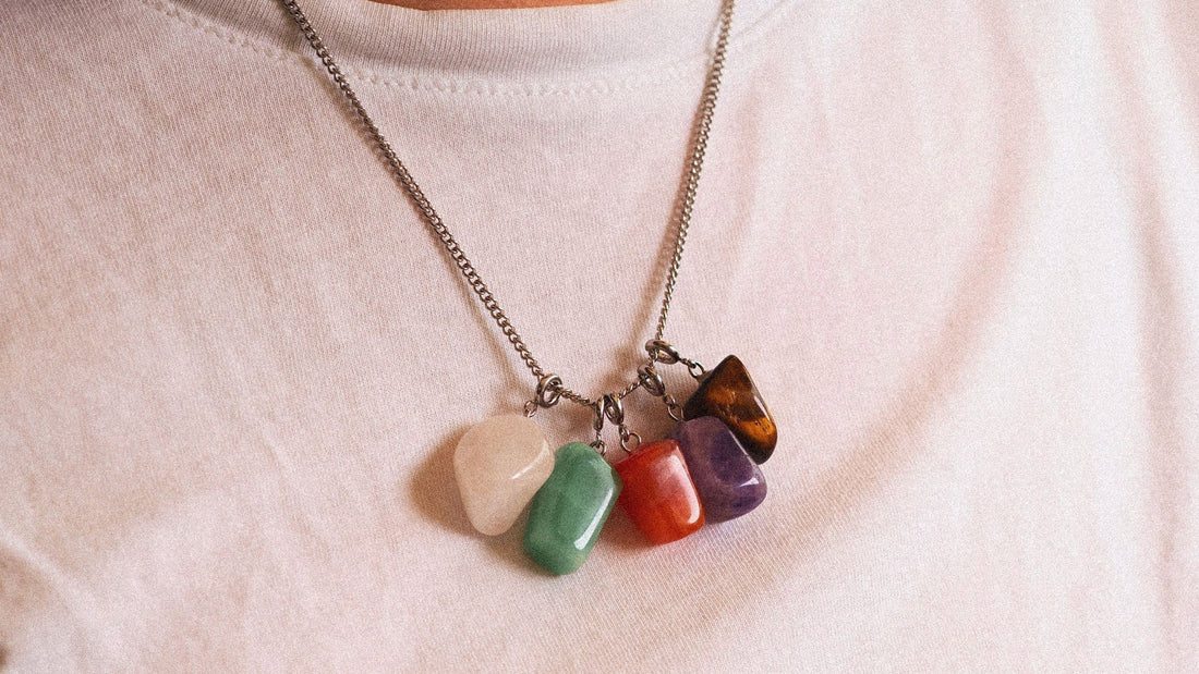 Cómo combinar un collar de piedras naturales con tu look diario