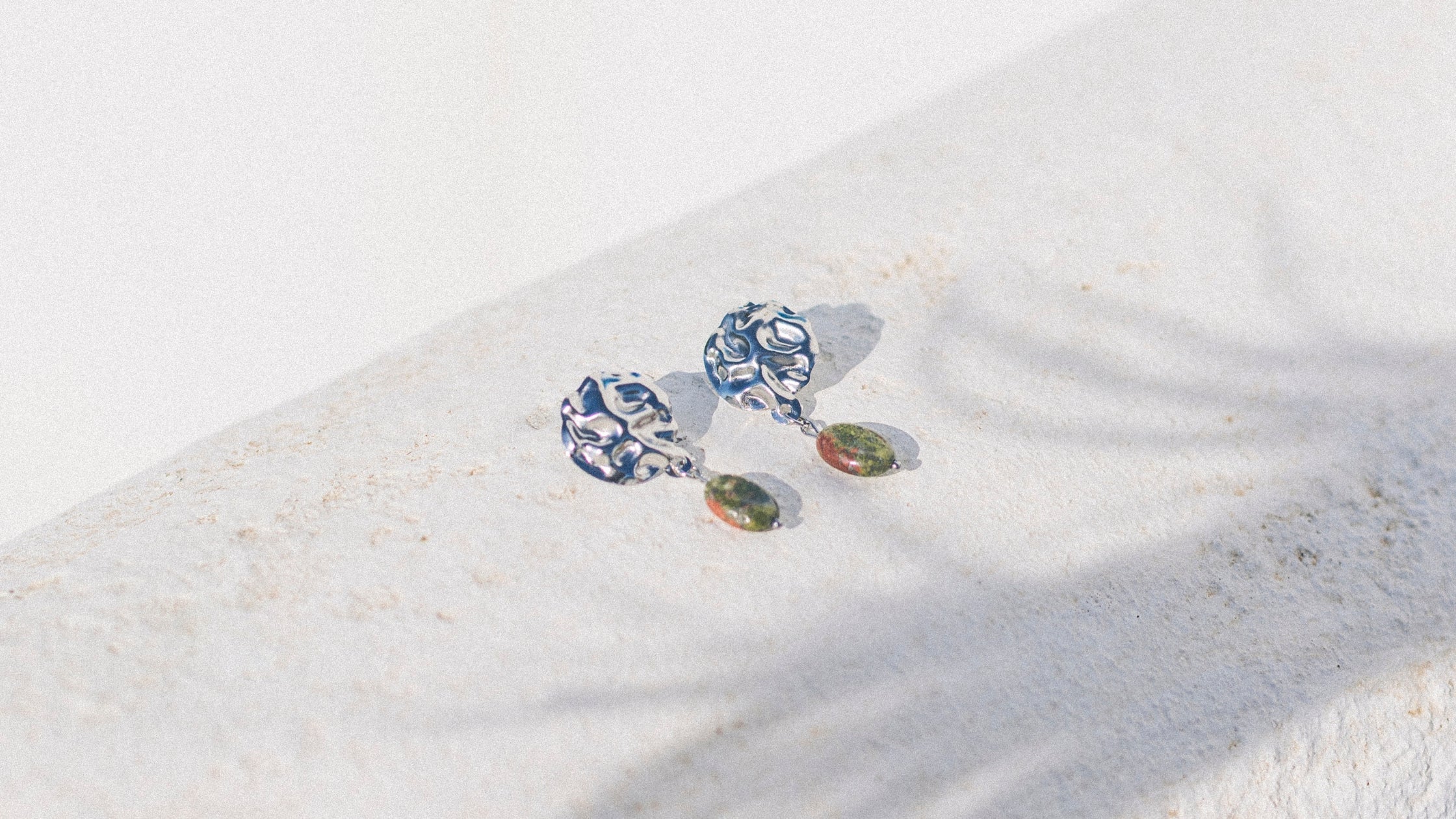 Joyas con piedras naturales para looks de oficina