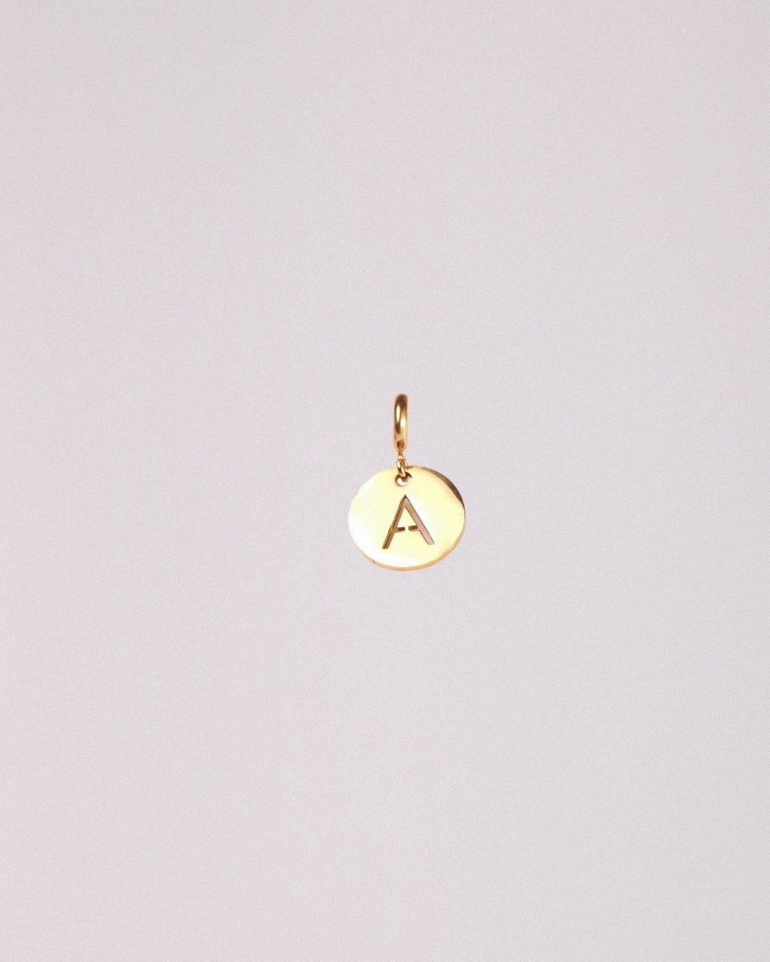 Charm Letra Acero Inoxidable Dorado