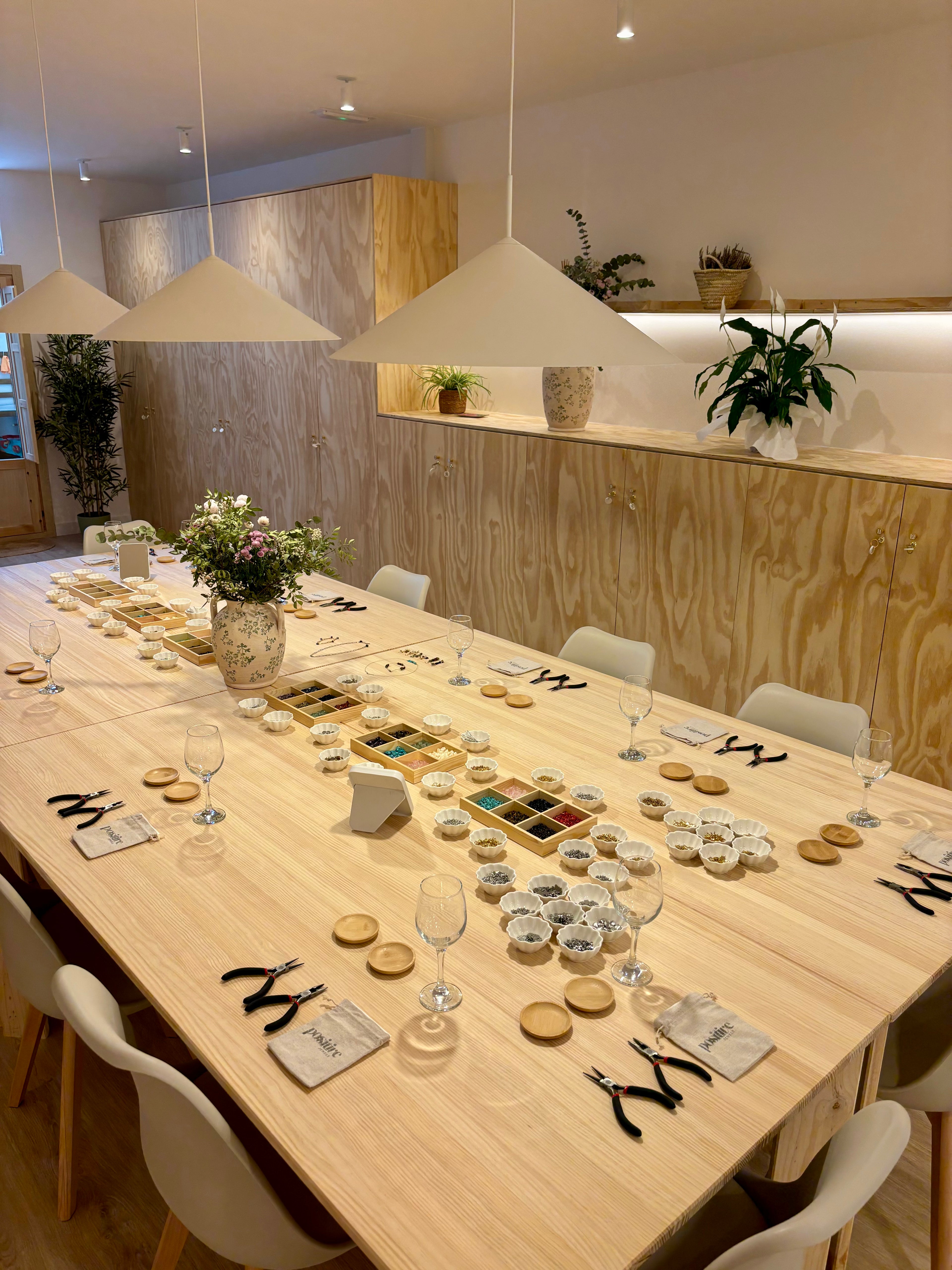 Taller de Joies i Vi a Sant Cugat: Crea, Gaudeix i Descobreix!