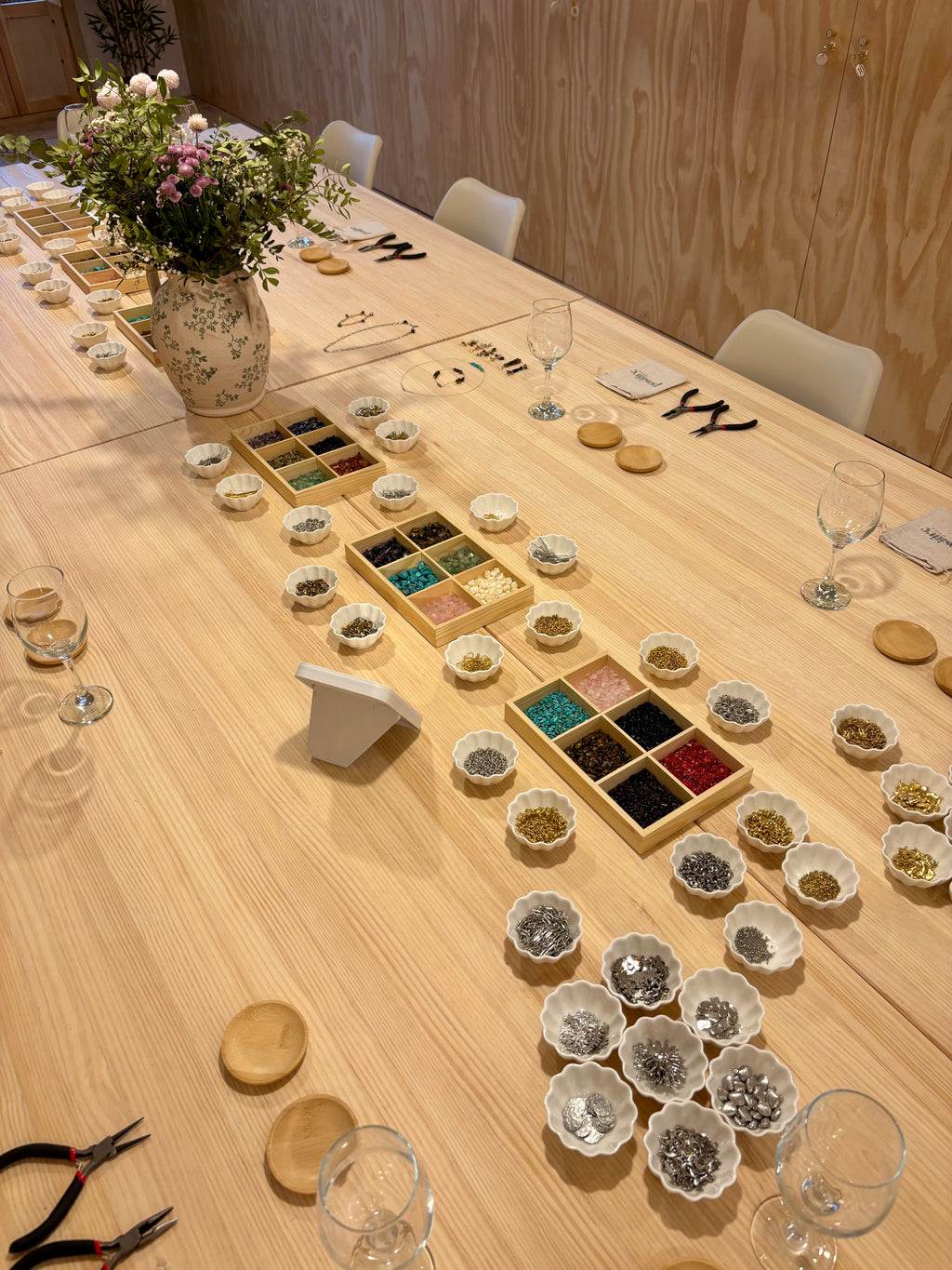 Taller de Joies i Vi a Sant Cugat: Crea, Gaudeix i Descobreix!
