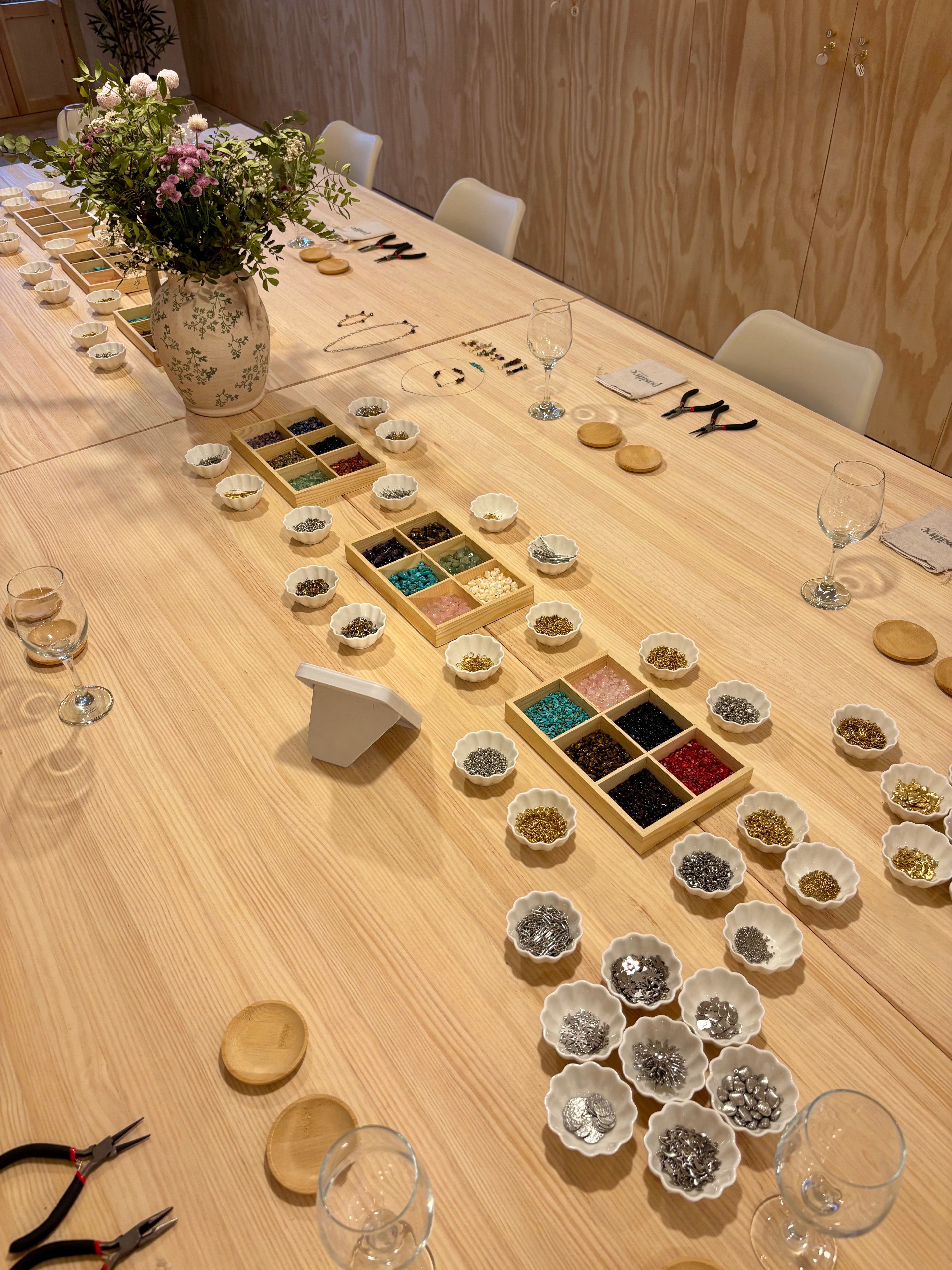 Taller de Joies i Vi a Sant Cugat: Crea, Gaudeix i Descobreix!