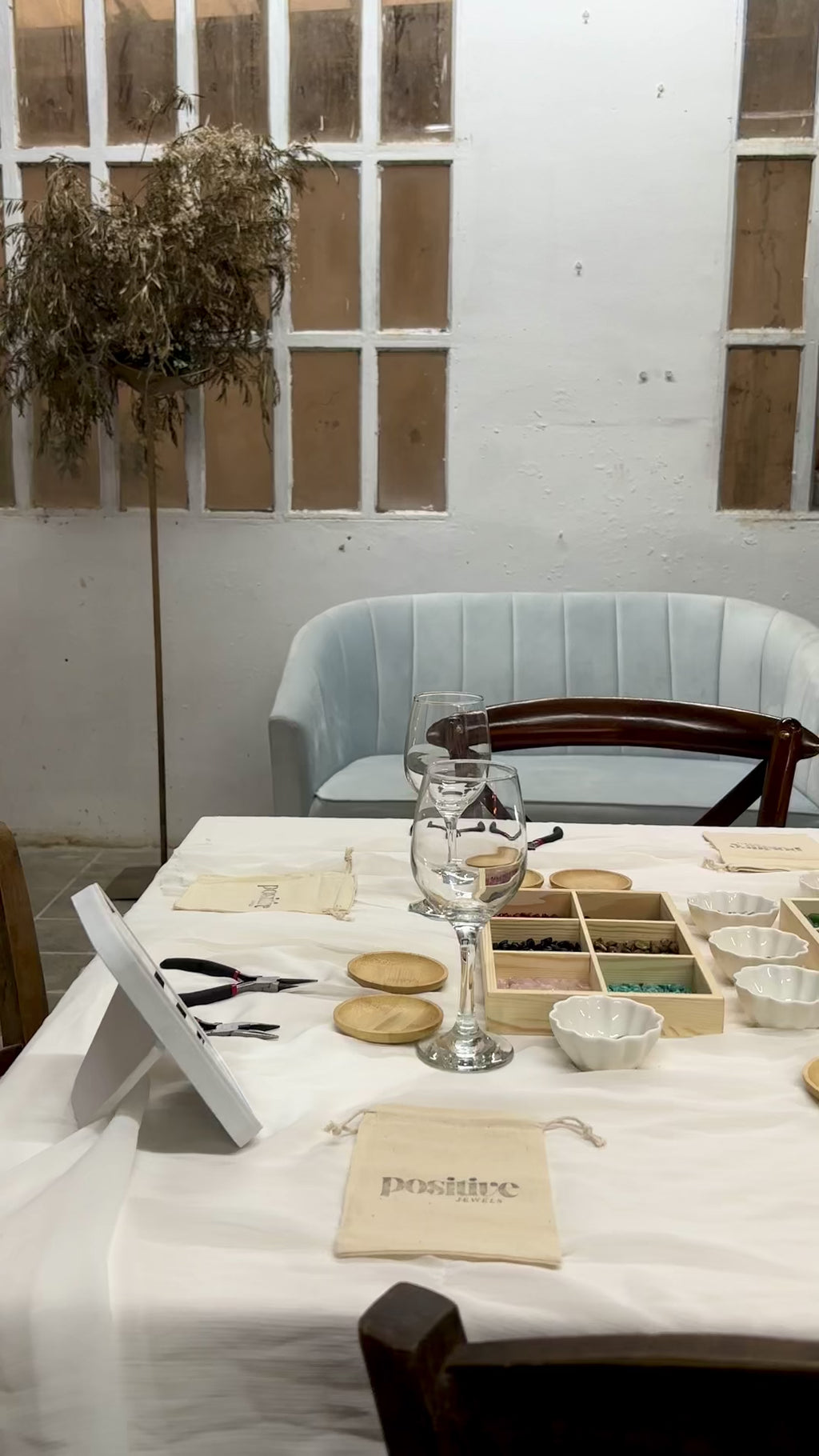 Taller de Joyas y Vino en Terrassa: ¡Crea, Disfruta y Descubre!