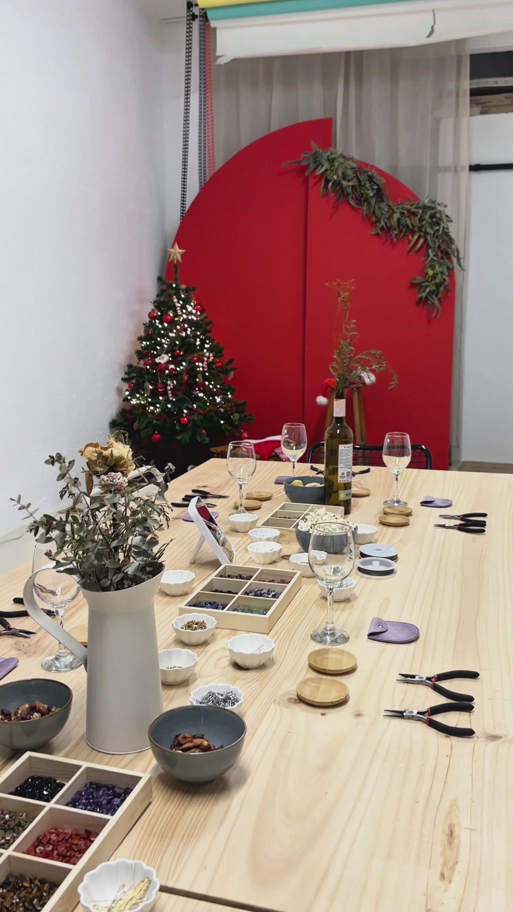 Taller de Joyas y Vino en Granollers: ¡Crea, Disfruta y Descubre!