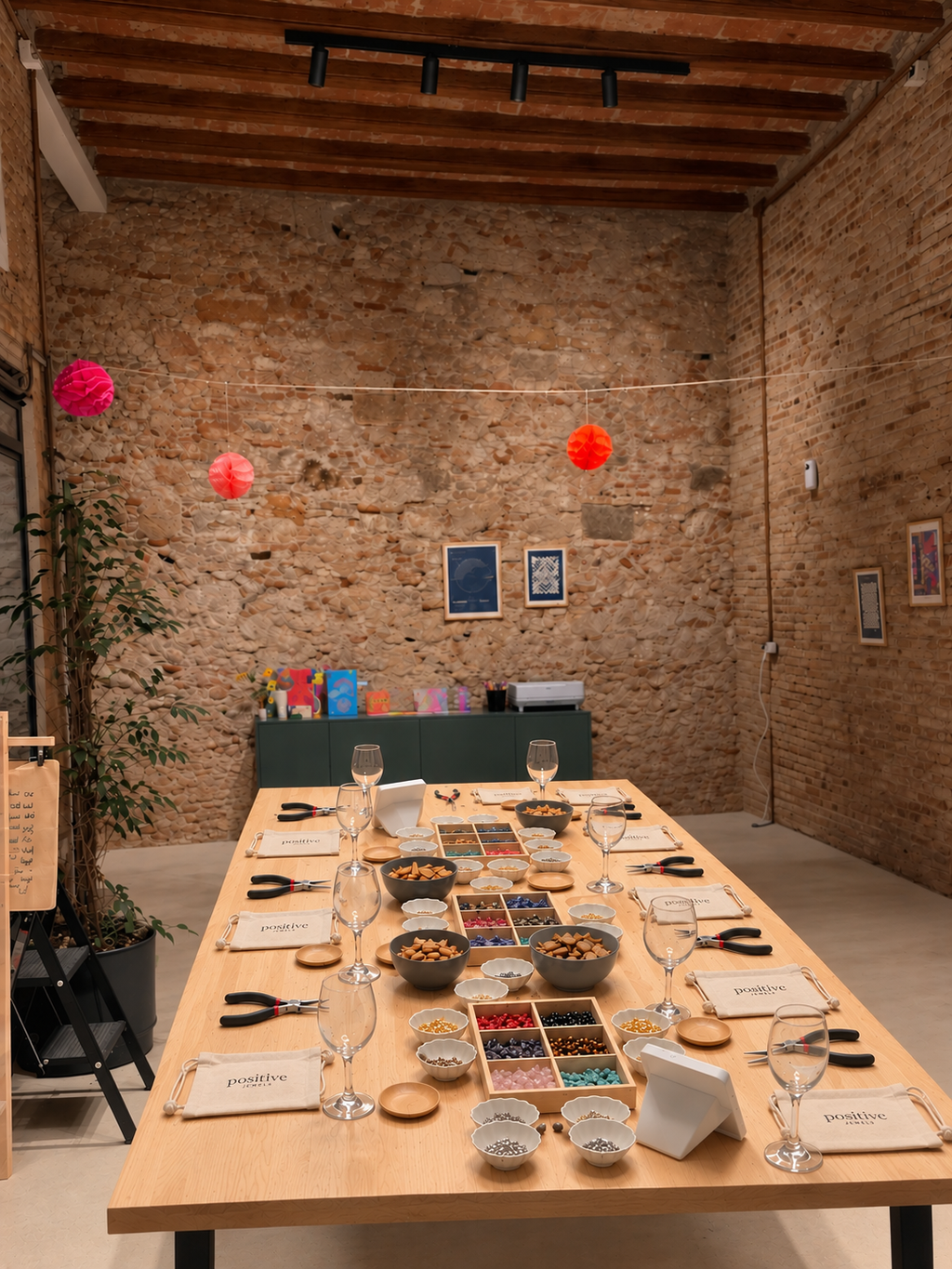Taller de Joies i Vi a Barcelona: Crea, Gaudeix i Descobreix!